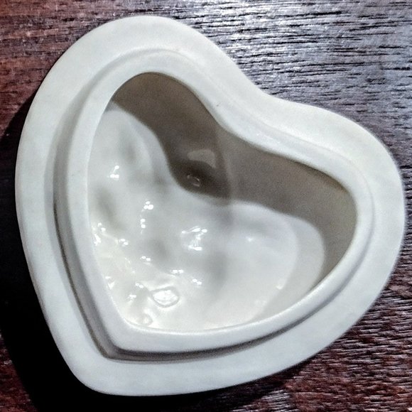 VTG Porcelain Mini (2.5") Heart Trinket Box w/Embossed Roses & Gold Trim ~ EVC! - Picture 5 of 5